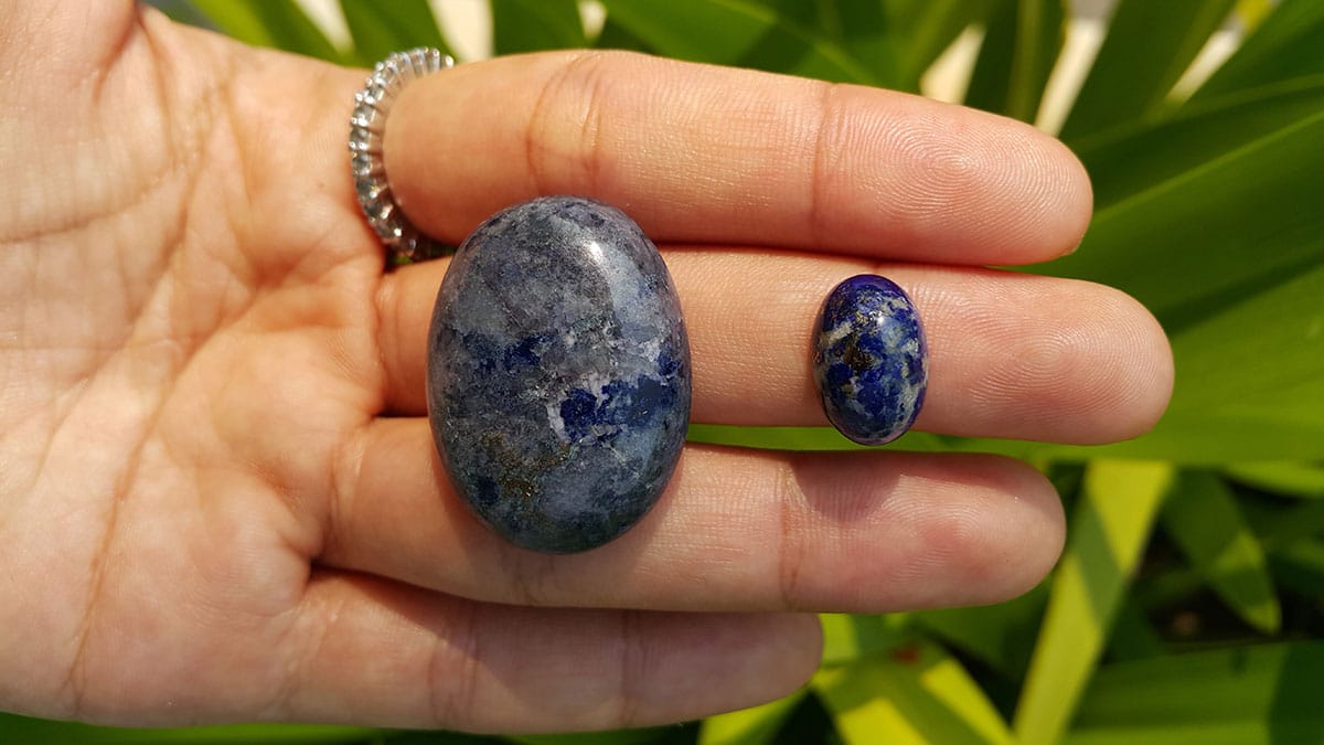 Clach Lapis lazuli a ’ciallachadh agus a’ faighinn buannachd. Lzurite mèinnearach feldspathoid silicate. Gun a bhith air a mheasgadh leis an gemstone lazulit.