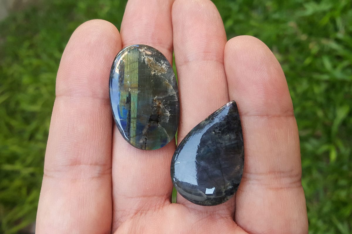 Signification de la pierre gemme spectrolite et de la pierre labradorite