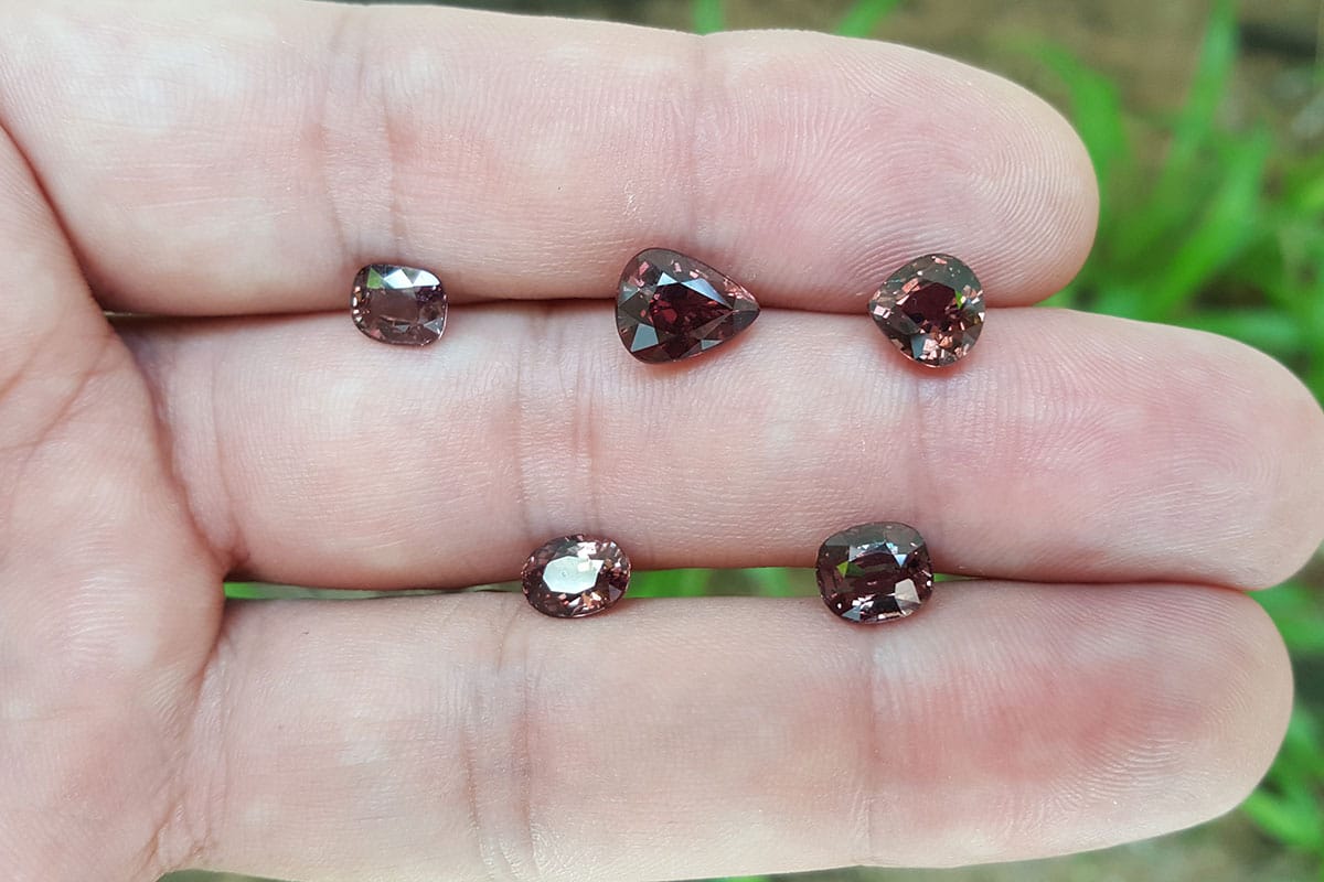 Colour (or color) change garnet meaning and value.