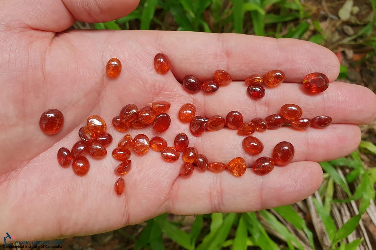 Spessartine of spessartiet oranje granaat betekenis