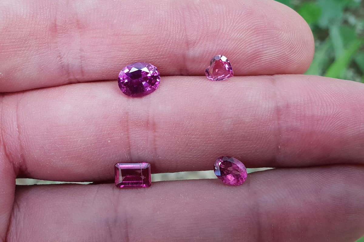 La rubellite è una varietà rossa o rosso-rosata di elbaite di silicato di boro del gruppo delle tormaline