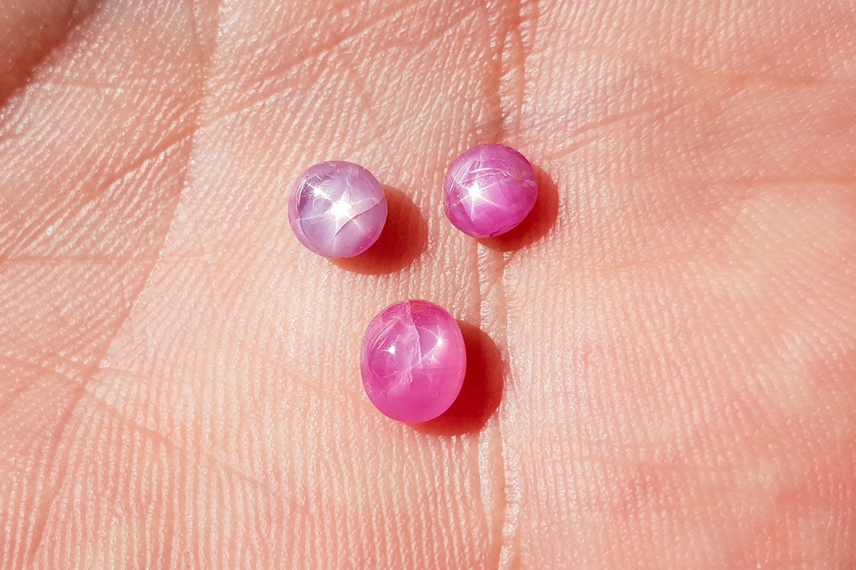 Natural star ruby and sapphire stones meaning and price, often use in jewelry as rings, earrings, necklaces and pendants.